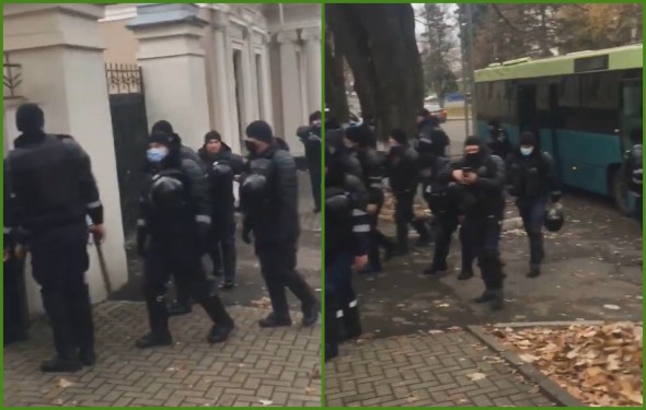 Mascații înarmați cu gaze și bastoane sunt gata de protest. „Pavel Voicu aduce masiv la parlament polițiști din comisariatele din raioane”